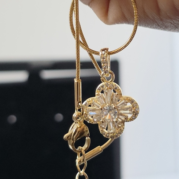N0008 New Elegant Gold Flower Pendant Necklace - Picture 10 of 14